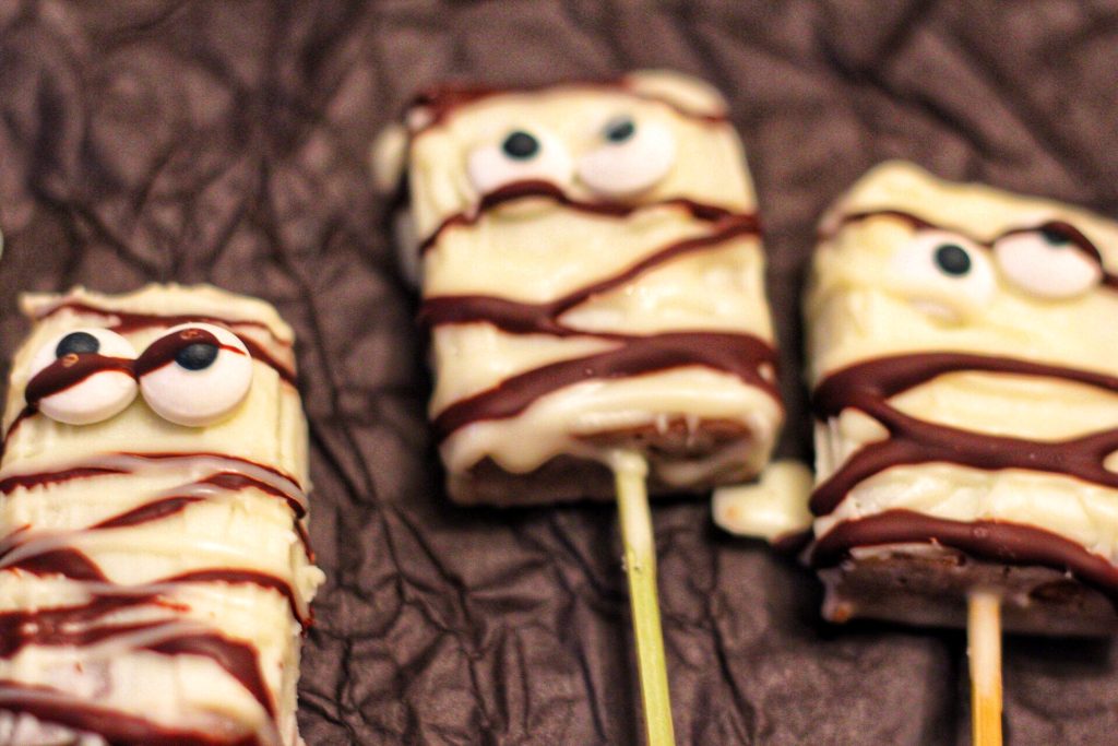 Chocolate decorated raw fruit bar 